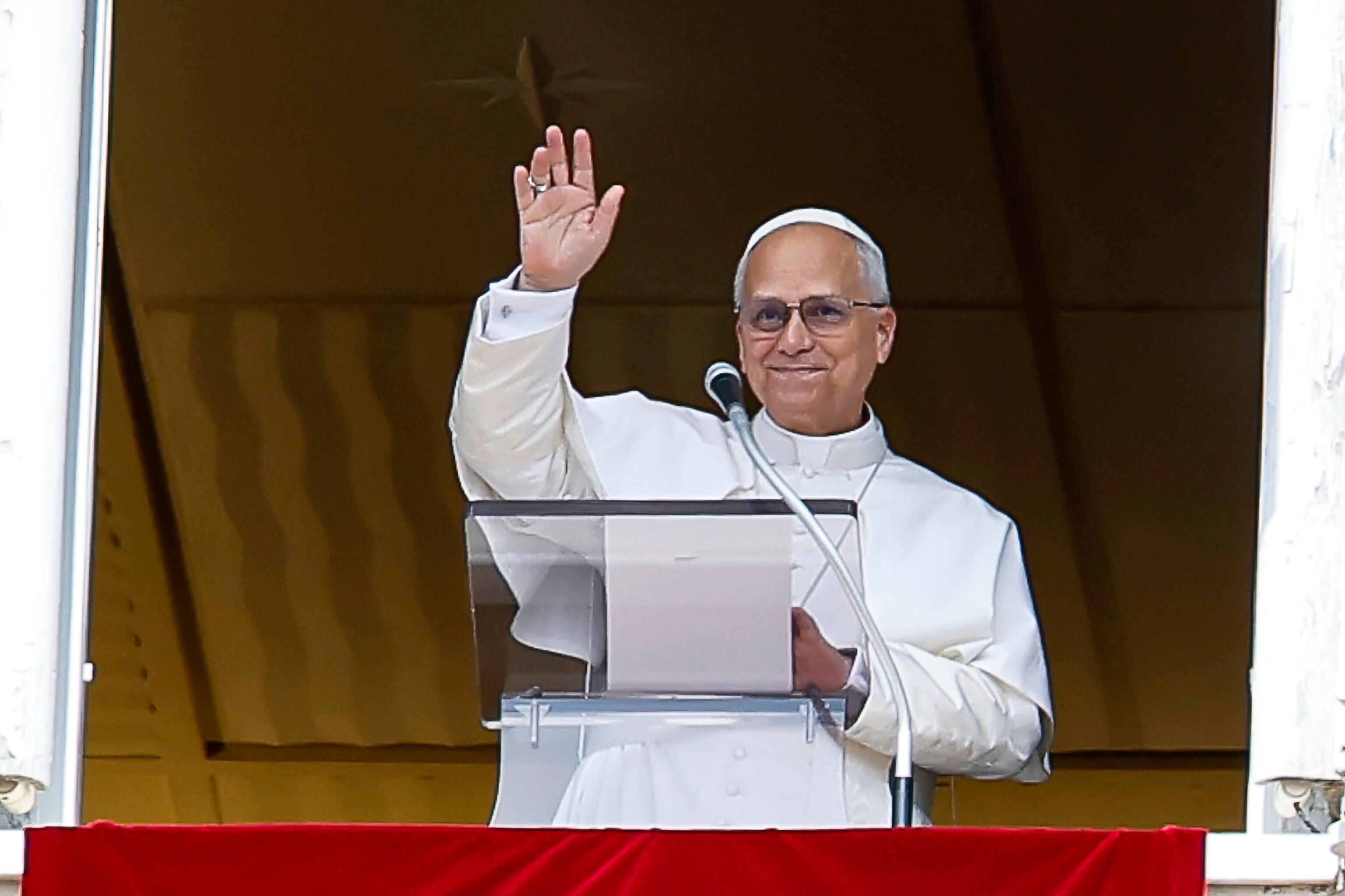 El papa León XIV dirige la oración del Ángelus desde la ventana de su despacho con vistas a la plaza de San Pedro en su 70.º cumpleaños, en la Ciudad del Vaticano, el 14 de septiembre de 2025.
