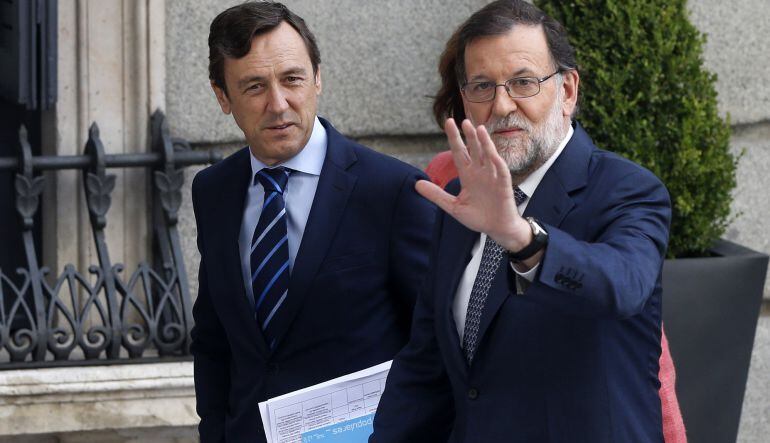 El jefe del Gobierno en funciones, Mariano Rajoy, saluda junto al portavoz, Rafael Hernando, a su llegada al Congreso. 