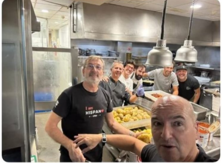 La asociación de cocineros Euro-Toques Murcia, cocinan a través de  la ONG del chef José Andrés, para los afectados de la Dana