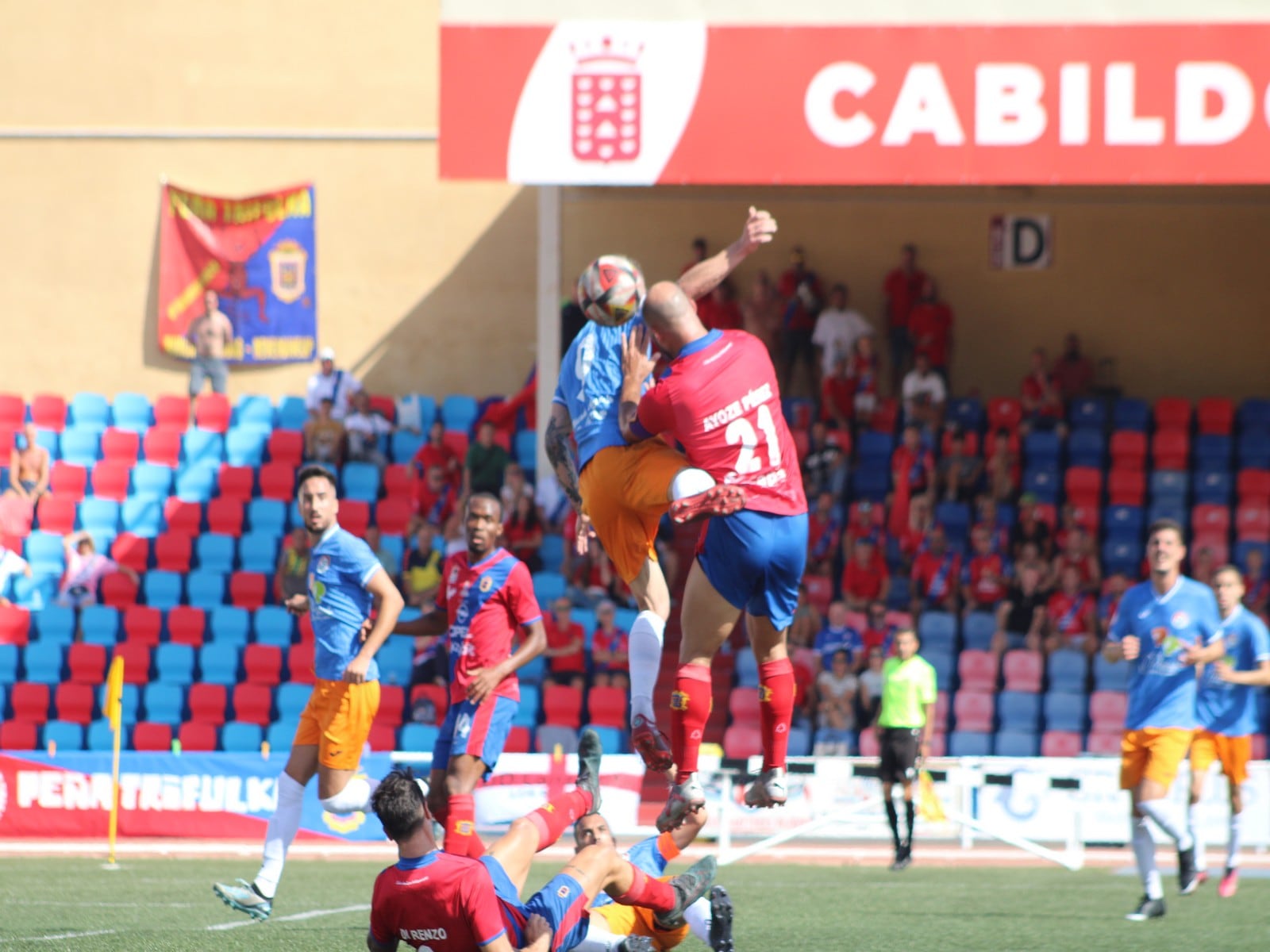 UD Lanzarote y Arucas CF peleando por el balón.