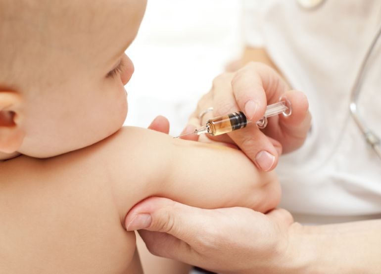 Un niño es vacunado contra la meningitis.