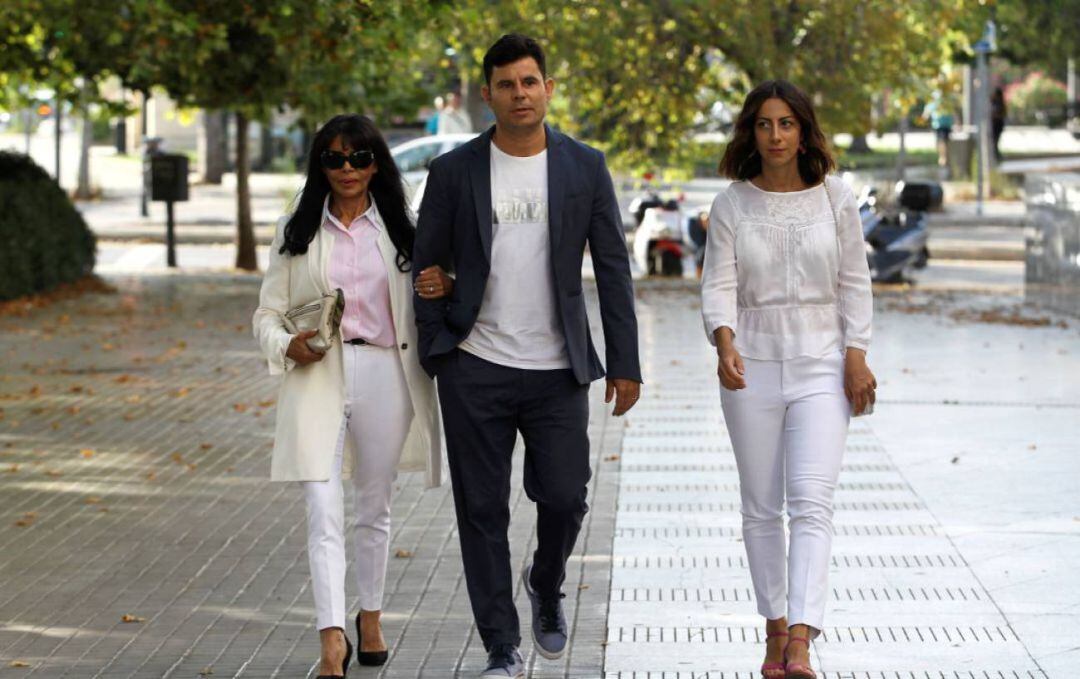 Javier Sánchez, junto a su madre y su pareja, a su llegada a la Ciudad de la Justicia