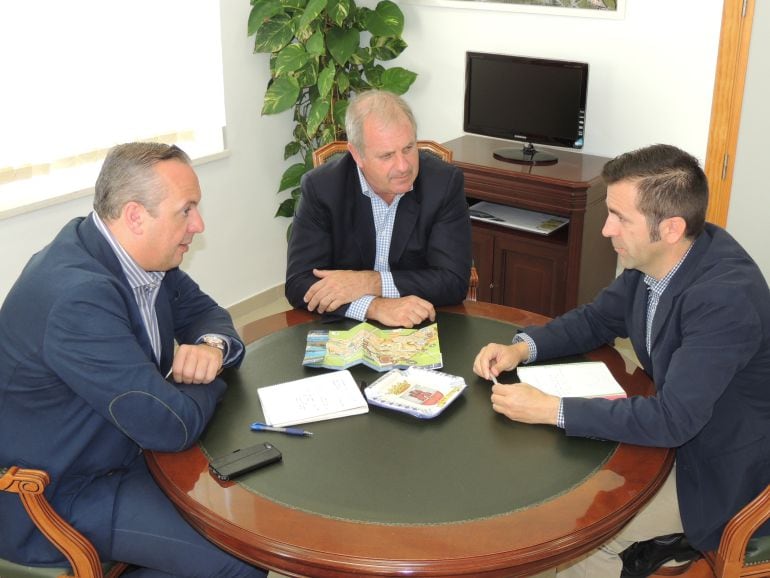 El alcalde de San Roque, Juan Carlos Ruiz Boix (a la izquierda), junto a directivos de Sotogrande S.A.