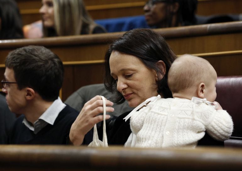  La diputada de Podemos Carolina Bescansa, con su bebé, en su escaño del Congreso donde hoy se celebra la constitución de las nuevas Cortes Generales emanadas de las elecciones generales del pasado 20 de diciembre, que supone la apertura de la XI Legislat