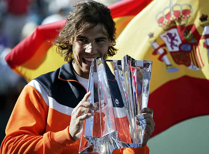 Rafa Nadal, número uno del mundo, retomó la corona de campeón en Indian Wells, torneo que ganó en 2007, al avasallar al británico Andy Murray en dos sets, por 6-1 y 6-2, en 80 minutos de un partido marcado por los fuertes vientos