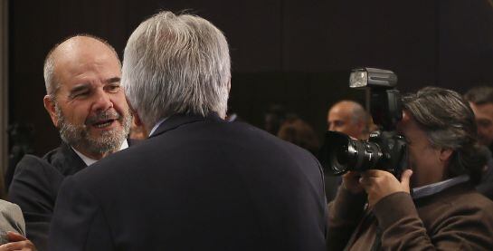 El expresidente de la Junta de Andalucía Manuel Chaves (i) saluda al expresidente del Gobierno Felipe González (de espaldas) momentos antes de pronunciar una conferencia en el Foro Joly en Sevilla.