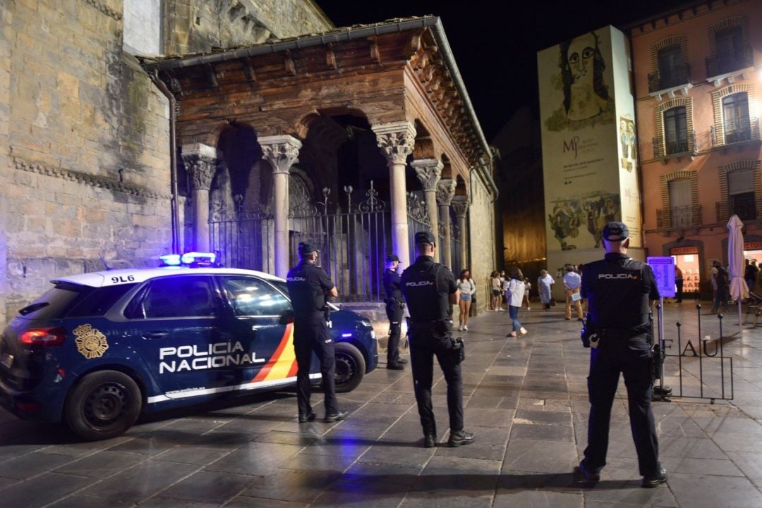 La Policía Nacional disuelve 17 grupos de jóvenes que hacían botellón en Jaca.