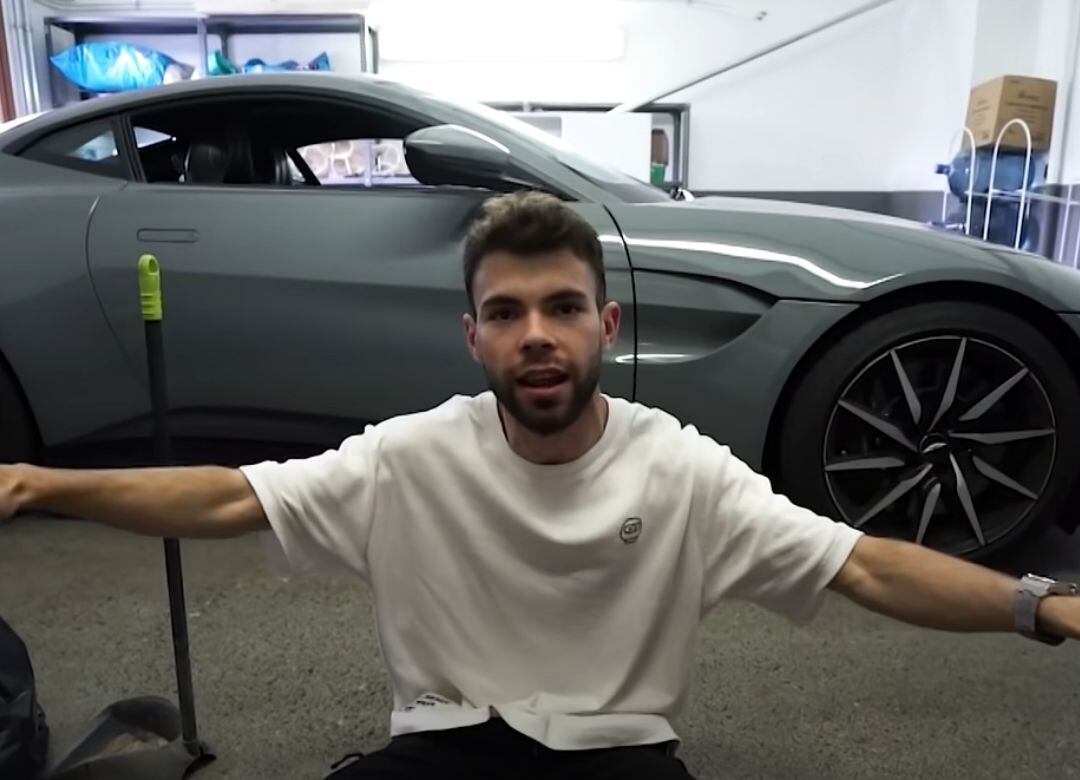 El &#039;youtuber&#039; Salva estrella su nuevo coche, un Aston Martin, poco después de comprarlo (captura de vídeo).