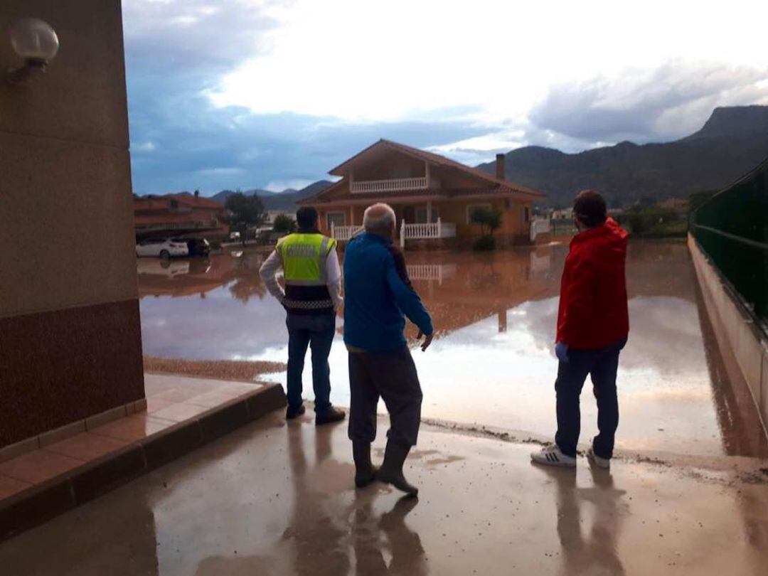 El alcalde de Lorca, Diego José Mateos, recorre algunas de las zonas afectadas por la tormenta del domingo