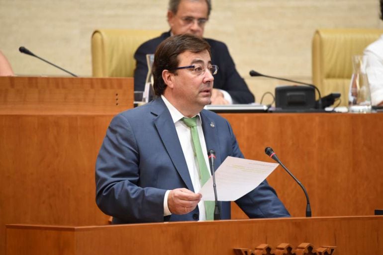 Guillermo Fdez. Vara se dirige a los diputados durante el Debate sobre la Orientación de la Política General de la Junta de Extremadura