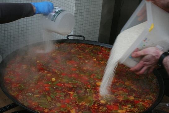 Para hacer la #PaellaCarrusel han hecho falta más de siete kilos de arroz.