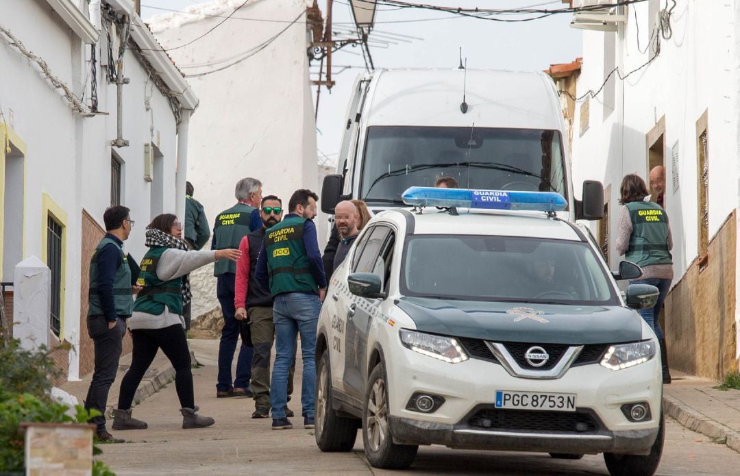 La Guardia Civil se traslada a la calle donde vivía Laura Luelmo en El Campillo para buscar pruebas 
 