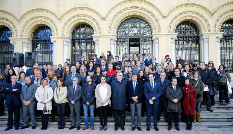 Diputados y miembros del gobierno participaron en la concentración frente a la sede de la Presidencia.