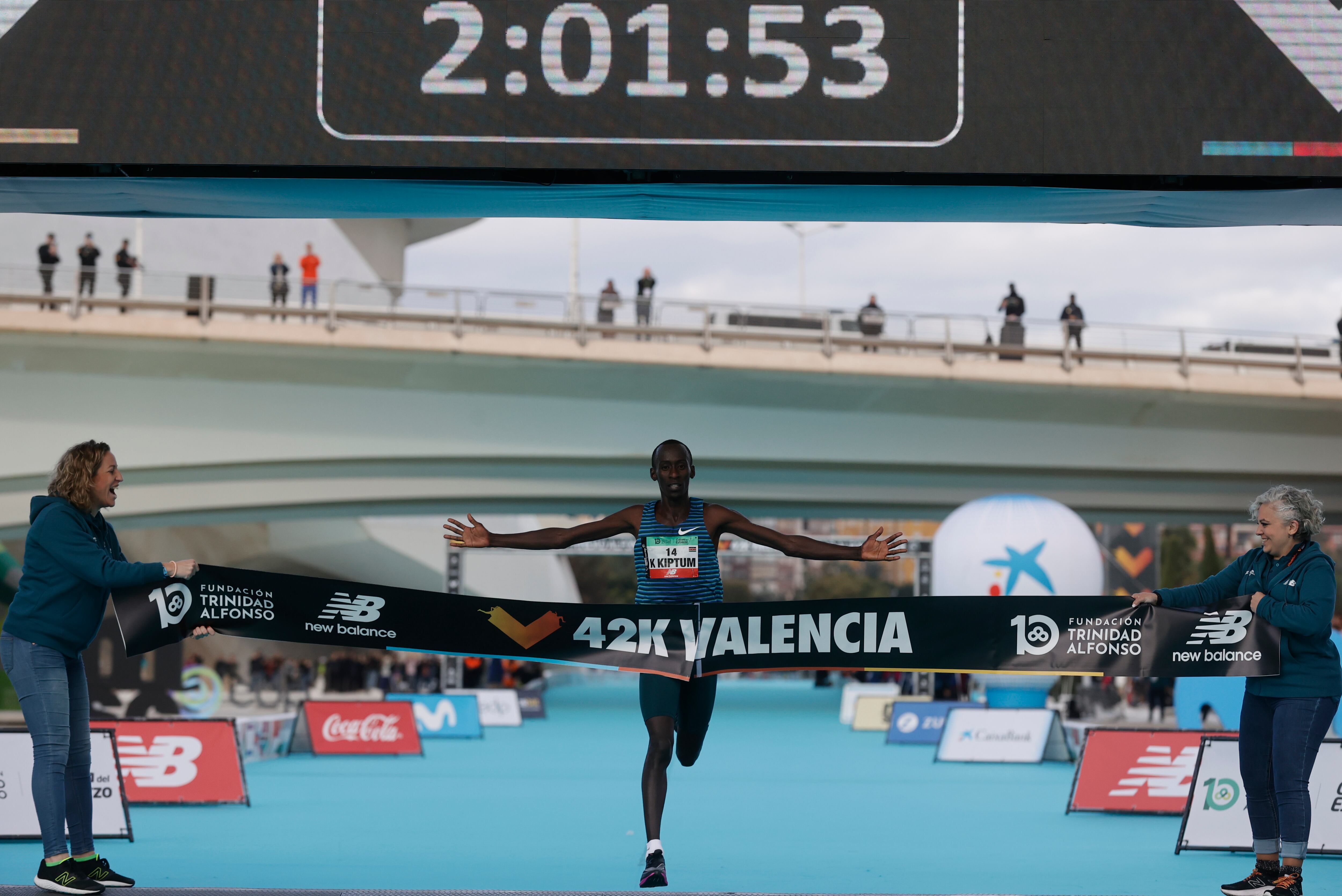 VALENCIA, 04/12/2022.-El atleta keniano Kelvin Kiptum a su llegada a meta como ganador de la cuadragésima segunda edición del Maratón Valencia Trinidad Alfonso, en su debut en la distancia, logrando además el récord de la prueba con un tiempo oficioso de 2:01:53 horas, tercera mejor marca de todos los tiempos, este domingo en Valencia.- EFE / Kai Forsterling
