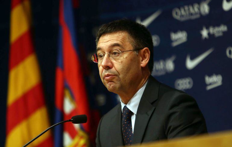 GRA304. BARCELONA, 31/10/2104.- El presidente del FC Barcelona, Josep María Bartomeu, durante la rueda de prensa en la que ha anunciado hoy la decisión de la junta directiva de "renunciar a los avales" que el expresidente de la entidad azulgrana, Joan Laporta, y siete exdirectivos debían presentar en los próximos días y que corresponden al 15% del presupuesto de la temporada 2006-07. EFE/Toni Albir