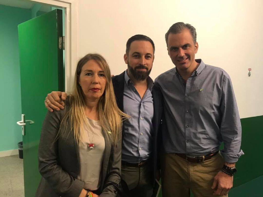 Salud Anguita, presidenta de Vox en Jaén, junto a Santiago Abascal, líder nacional, y Javier Ortega Smith, secretario general.