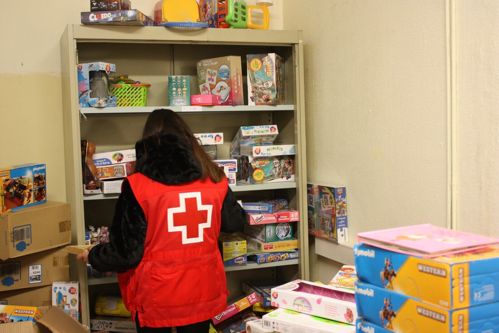 Durante las entregas, también orientan a las familias sobre el valor educativo y emocional del juego.