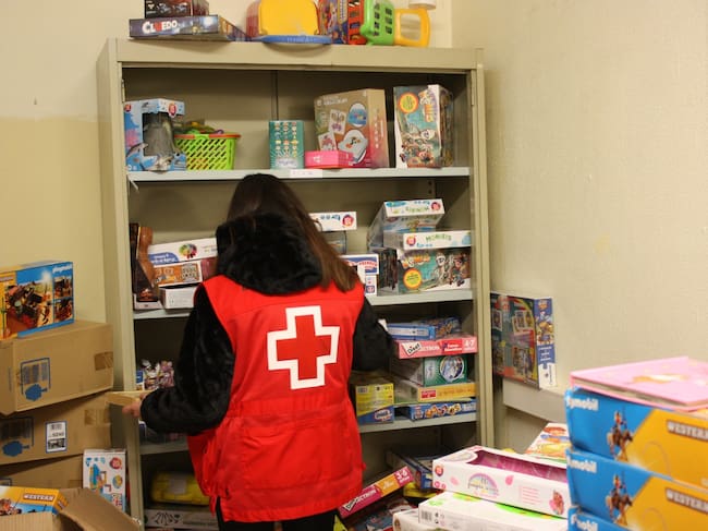 Durante las entregas, también orientan a las familias sobre el valor educativo y emocional del juego.