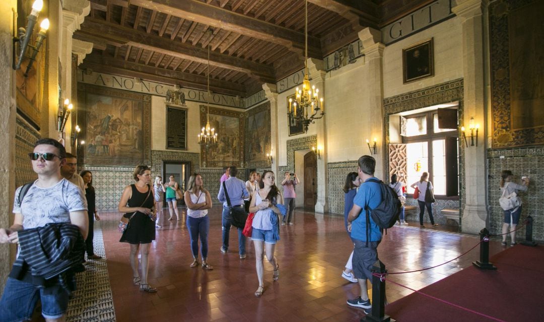 Tursitas en el Palau Ducal de Gandia, uno de los atractivos turísticos de la ciudad durante todo el año. 