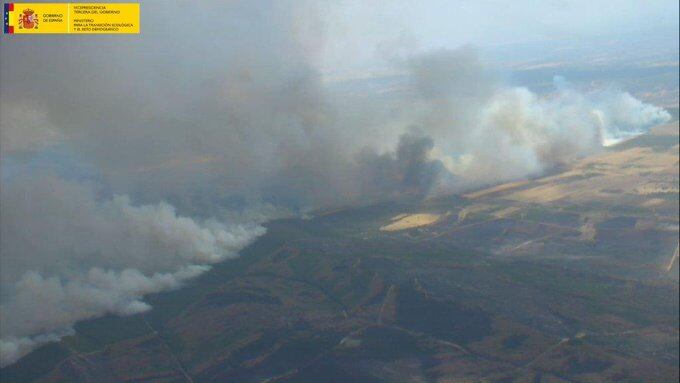 Incendio desatado este domingo en Losacio que avanza ya por Tábara, Tera y Valverde