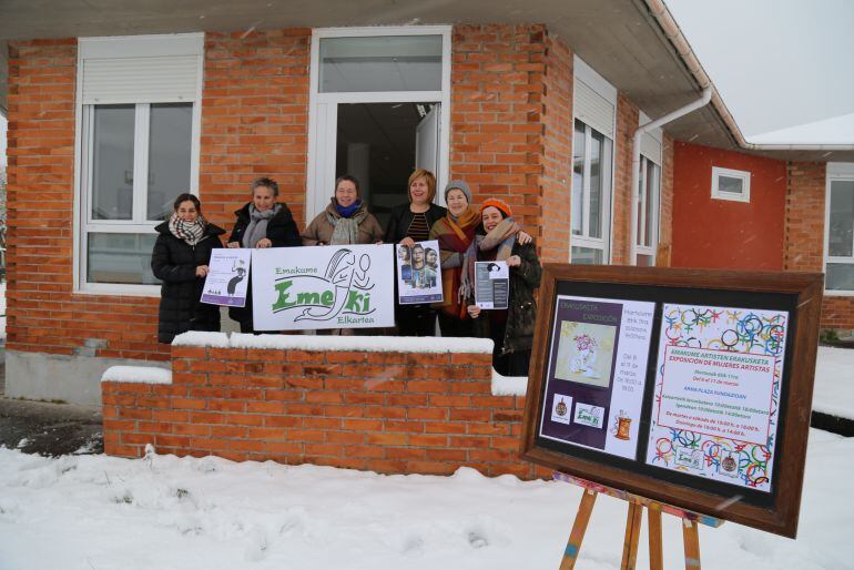 Responsables de Emeki y el Ayuntamiento, entre otras, en la presentación de las actividades del Día de la Mujer. 