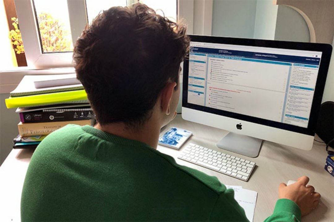 Un estudiante accede al campus virtual