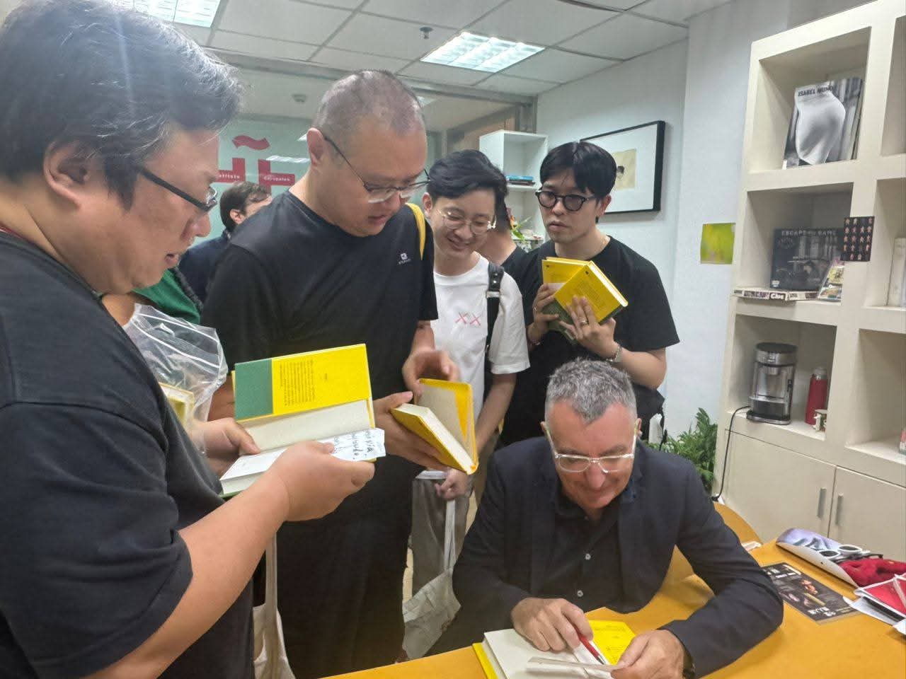 Manuel Vilas firmando ejemplares en Shanghái (China). Foto: Víctor Escribano Calderón/ EFE