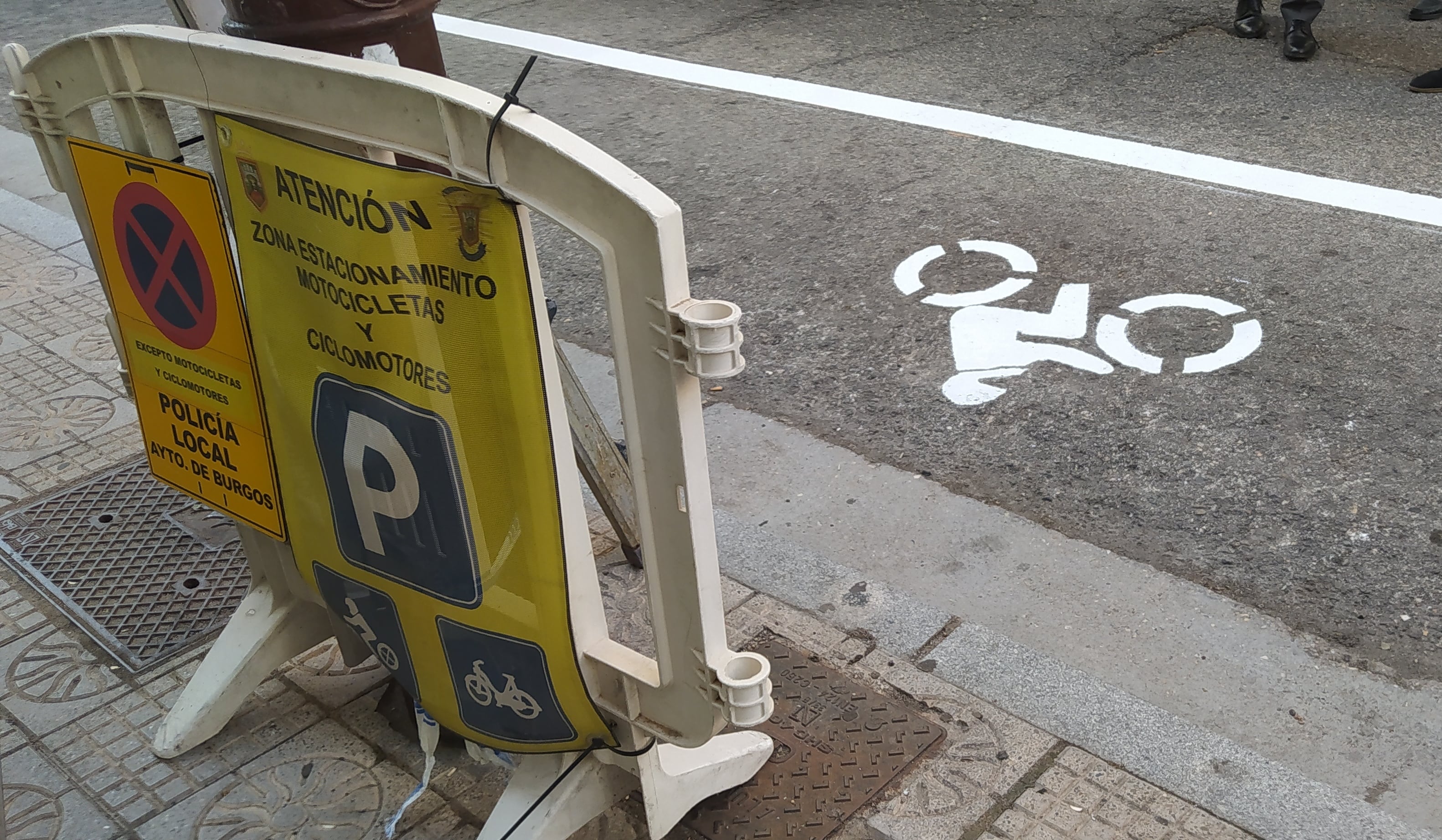 Zona reservada para aparcar motocicletas en la calle Condestable