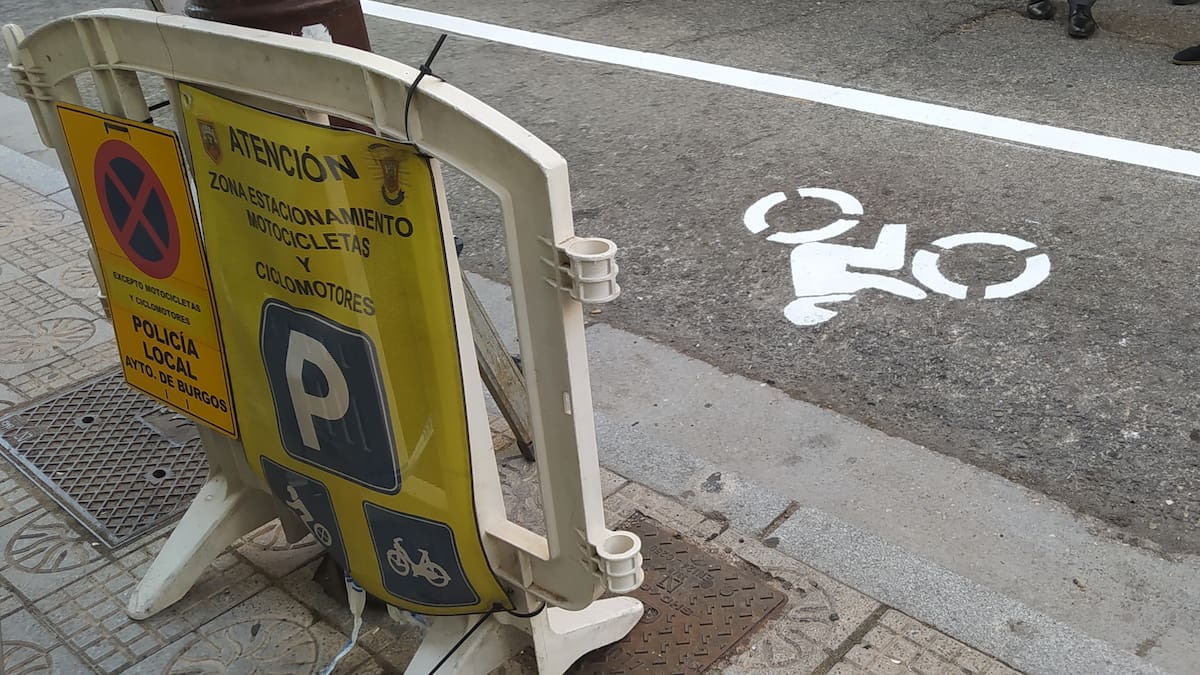 La nueva señalización vertical y horizontal llegará a todos los distritos y habrá aparcamientos para motos