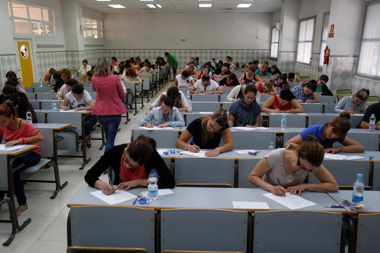 Estudiantes universitarios en clase.