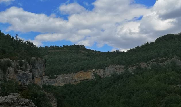 Paraje en con la cascada al fondo.