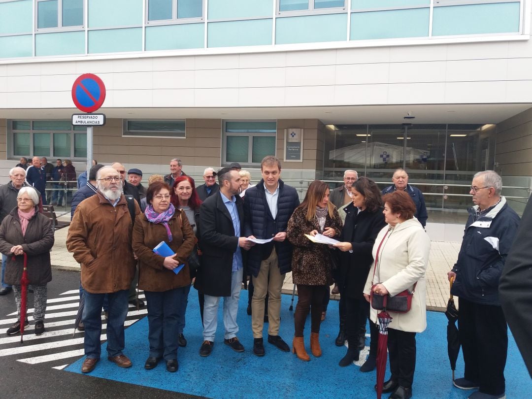 Los vecinos de Colloto denuncian la falta de médicos en su centro de salud