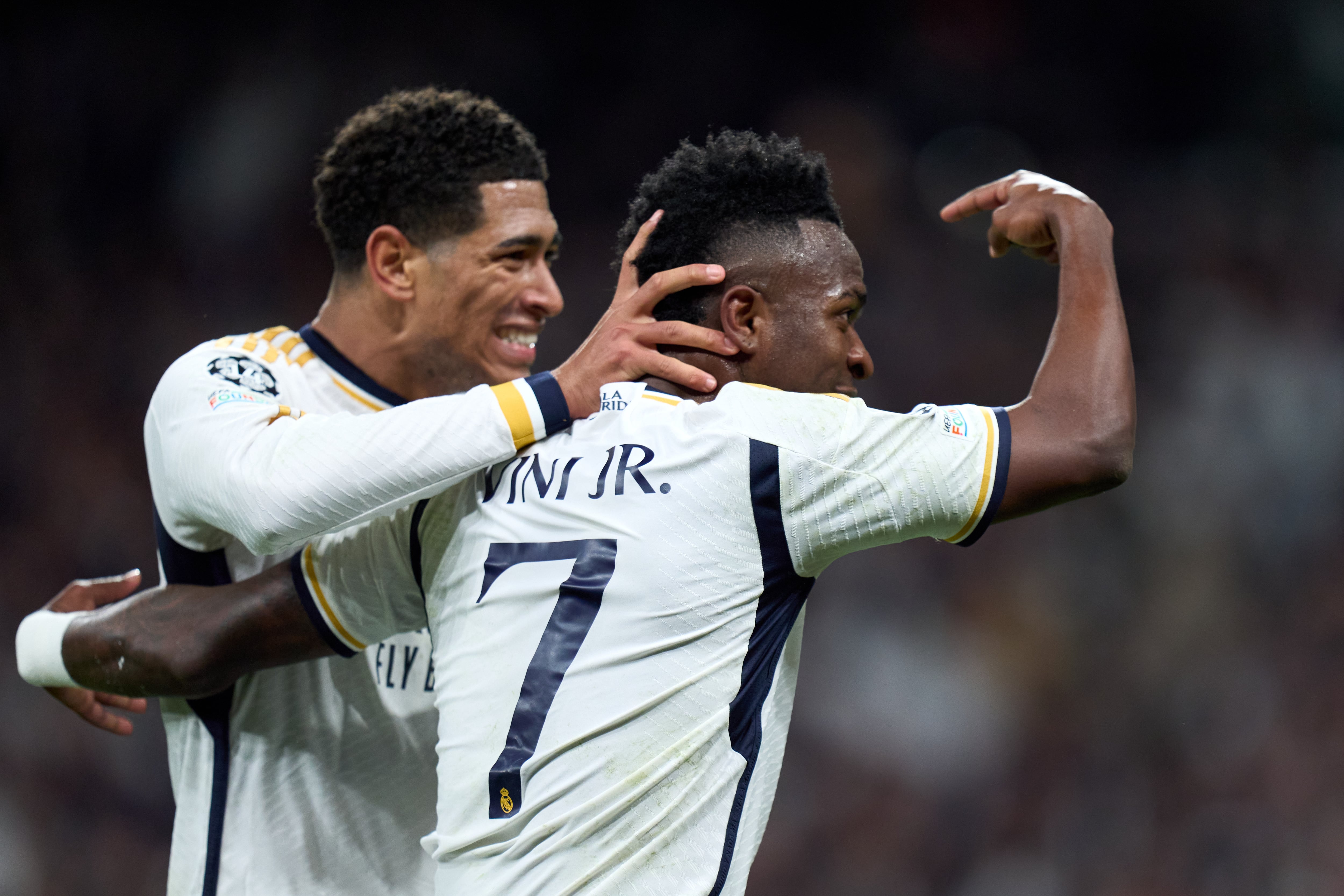 Vinicius y Bellingham celebran un gol del Real Madrid ante el RB Leipzig en la vuelta de los octavos de la Champions League