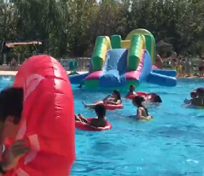 Actividad acuática dentro de las Jornadas Deporte y Solidaridad que se celebran en Tres Cantos.