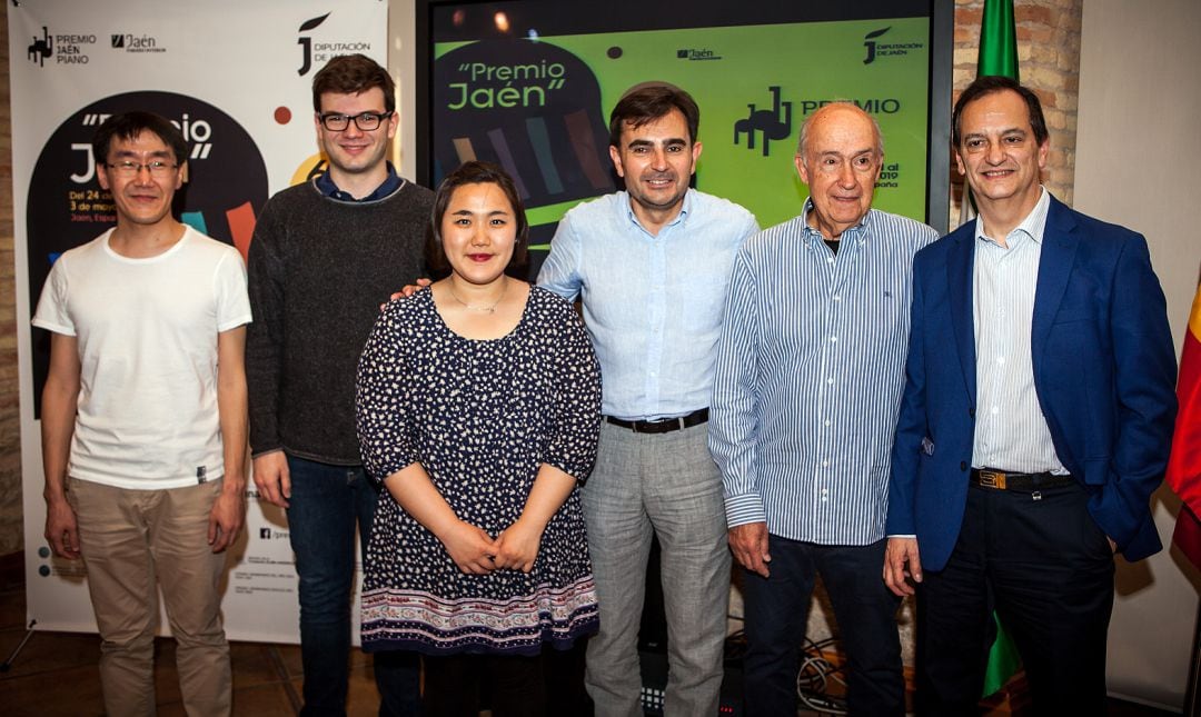 Los finalistas junto al diputado de Cultura, el presidente del jurado y el secretario del jurado.