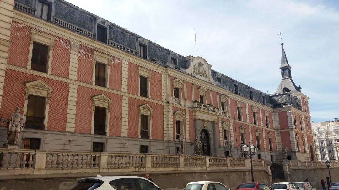 El palacio del Buen Retiro de Madrid fue un conjunto arquitectónico de grandes dimensiones diseñado por el arquitecto Alonso Carbonel y construido por orden de Felipe IV como segunda residencia y lugar de recreo, de ahí su nombre.