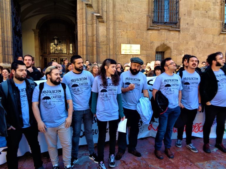 El juicio estuvo precedido por una concentración ante el palacio de Camposagrado. El primero por la izquierda es Rubén Rosón, concejal de Oviedo. El diputado, Andrés F. Vilanova, el segundo por la izquierda.