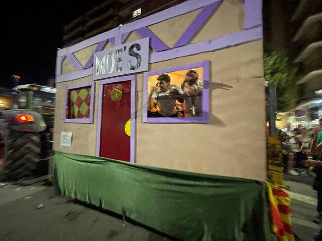 El Palike con la Taberna de Moe´s fue cuarto en el concurso de carrozas. Foto: Ayto. de Monzón