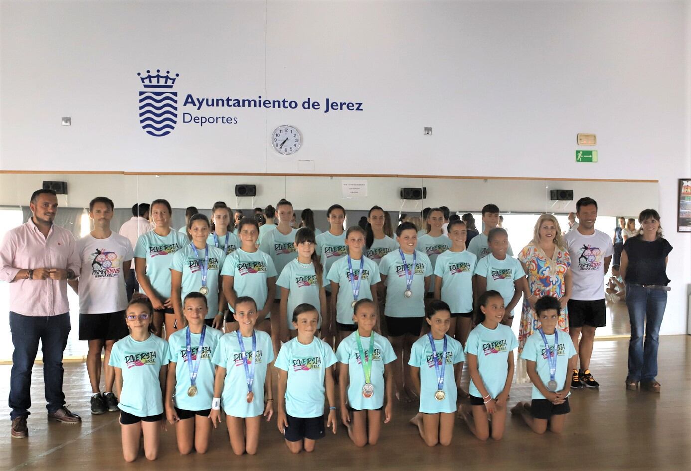 La alcaldesa de Jerez con las gimnastas del club