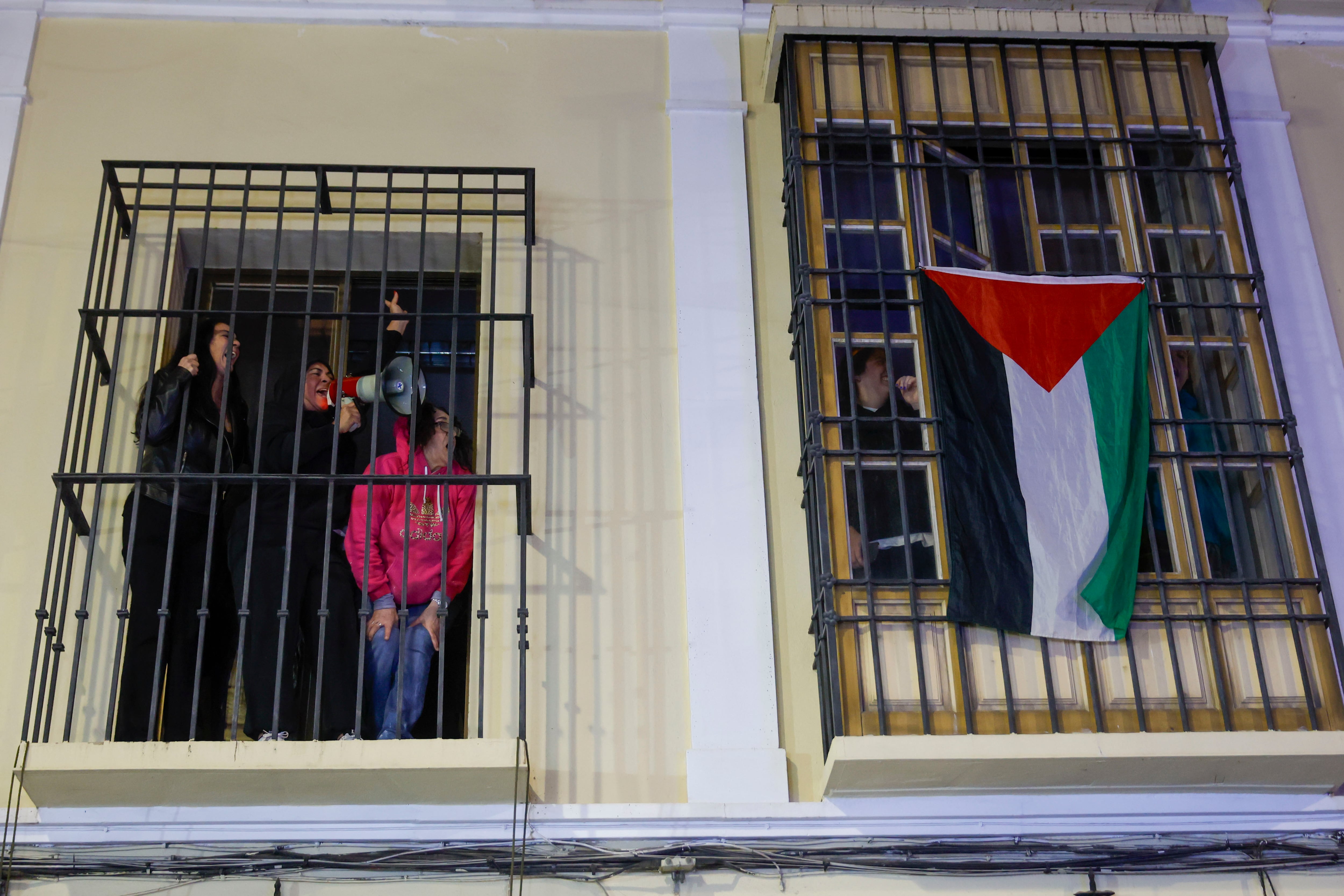 MÁLAGA, 16/01/2026.- Un grupo de personas del colectivo 'Un Techo por Derecho' ha ocupado este viernes un edificio del centro de Málaga que, según asegura, al parecer la Junta de Andalucía vendió a un fondo de inversión israelí, como acción reivindicativa ante una situación de "emergencia habitacional". EFE/ Jorge Zapata