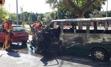 Furgoneta incendiada en Gandia que ha afectado a otros 2 vehículos