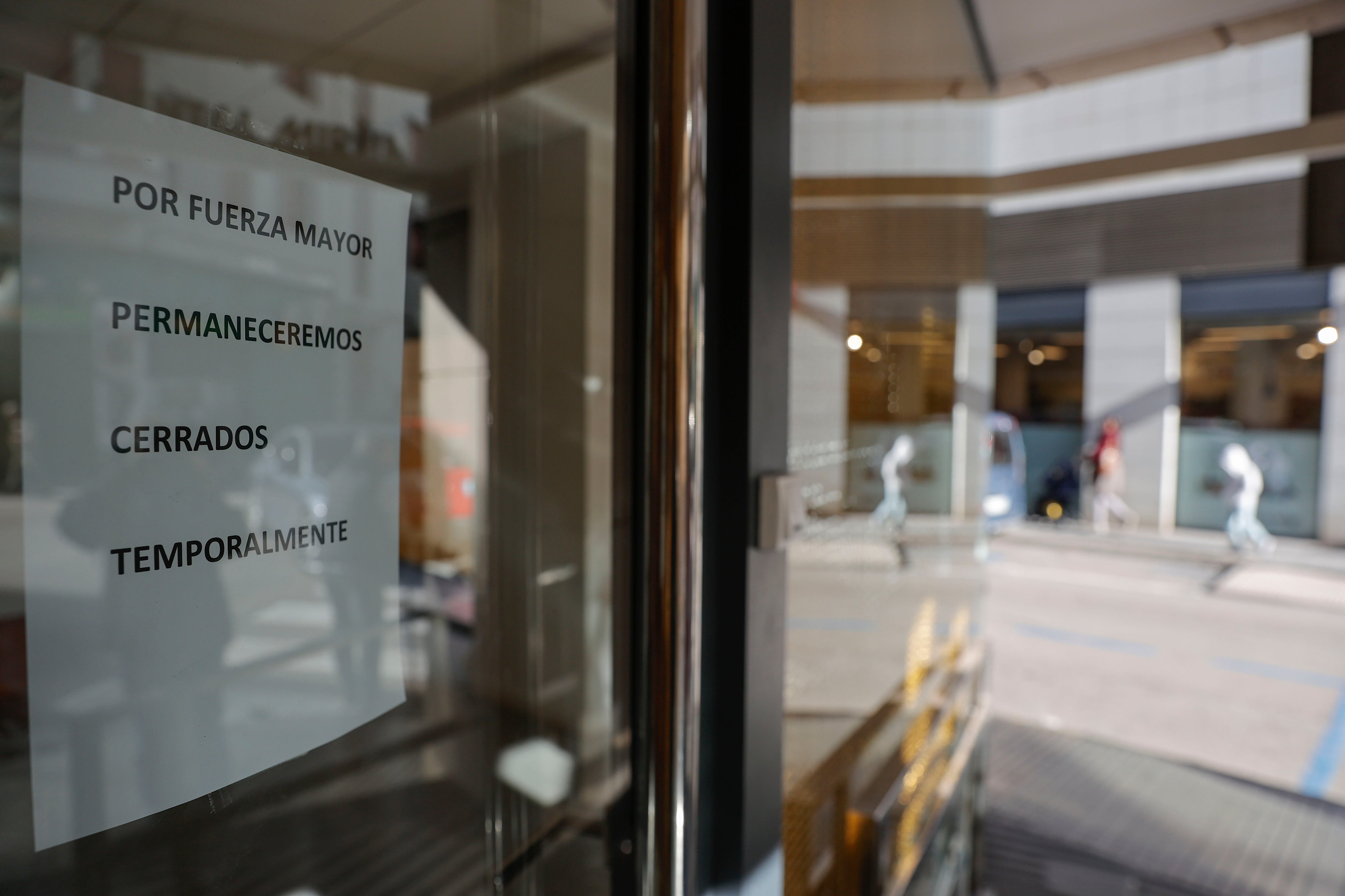 Cartel que indica el cierre temporal en la fachada principal de la clínica dental de Alzira (València) donde una niña de seis años ha fallecido este jueves.