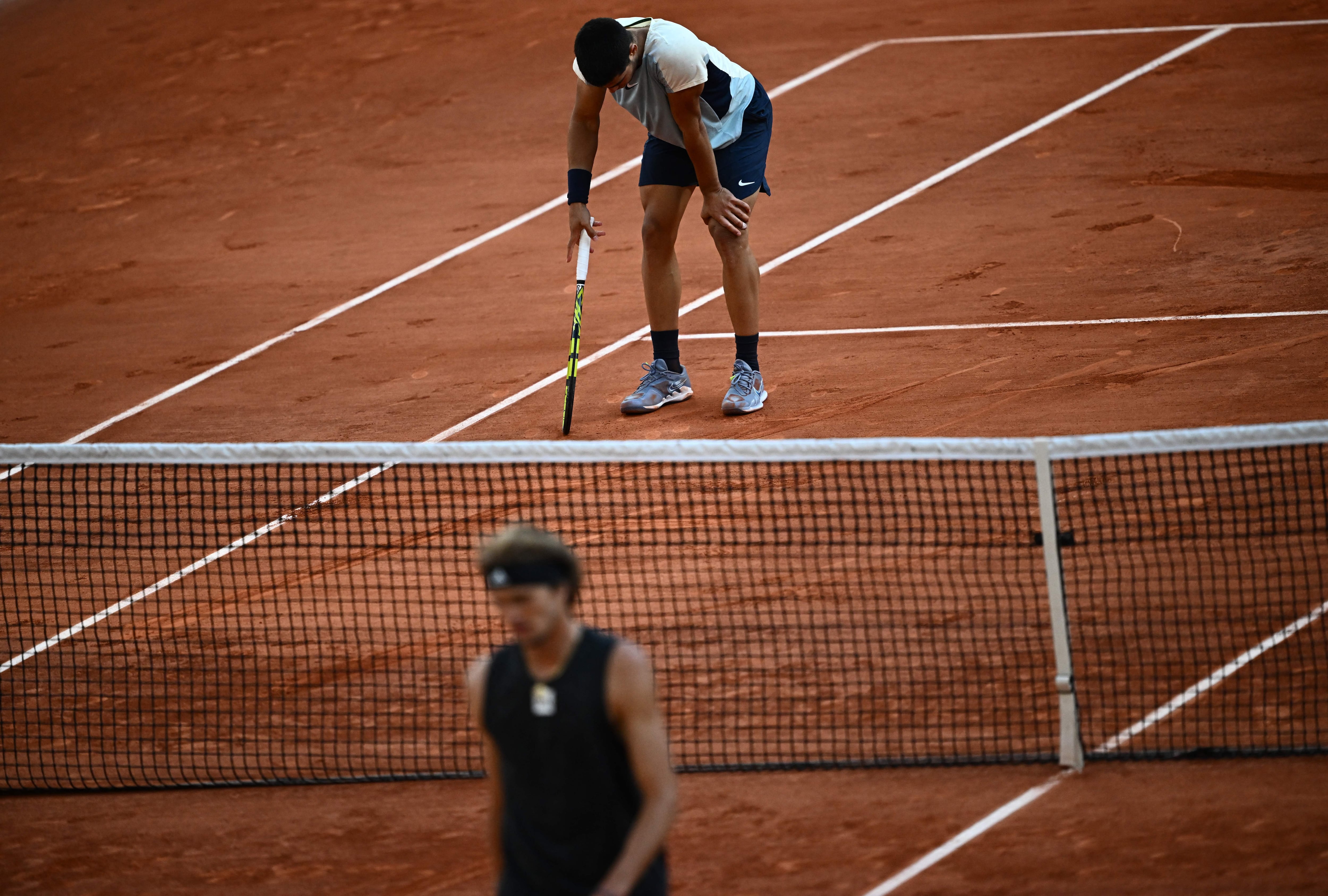 Carlos Alcaraz cae frente a Zverev en los cuartos de final de Roland Garros. (Photo by ANNE-CHRISTINE POUJOULAT/AFP via Getty Images)