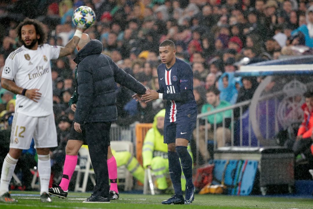 Mbappé se saluda con Zidane durante un Real Madrid - PSG de Champions