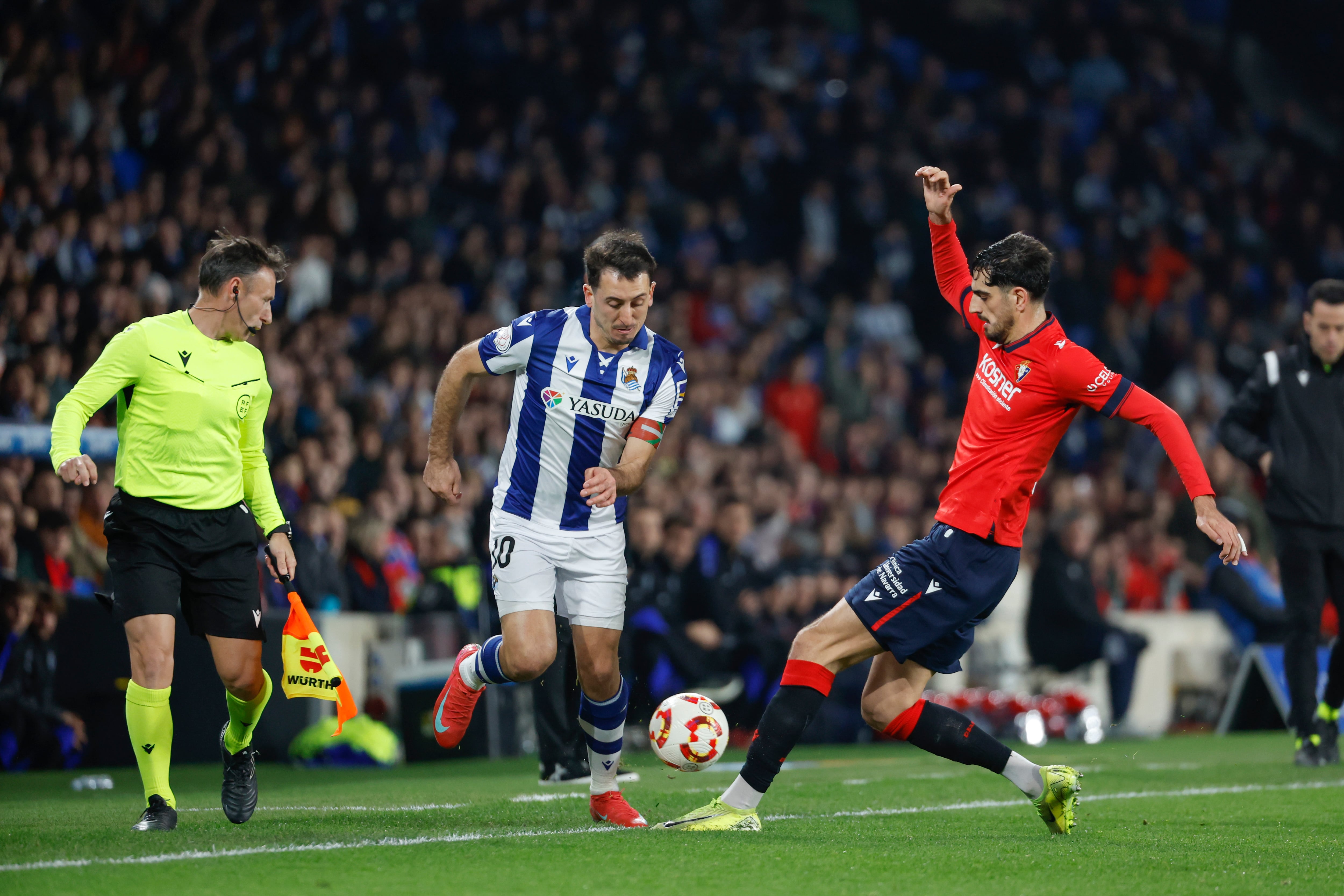 El delantero de la Real Sociedad Mikel Oyarzabal (c) disputa un balón con el defensa del Osasuna Alejandro Catena (d) durante el partido de cuartos de final de la Copa del Rey