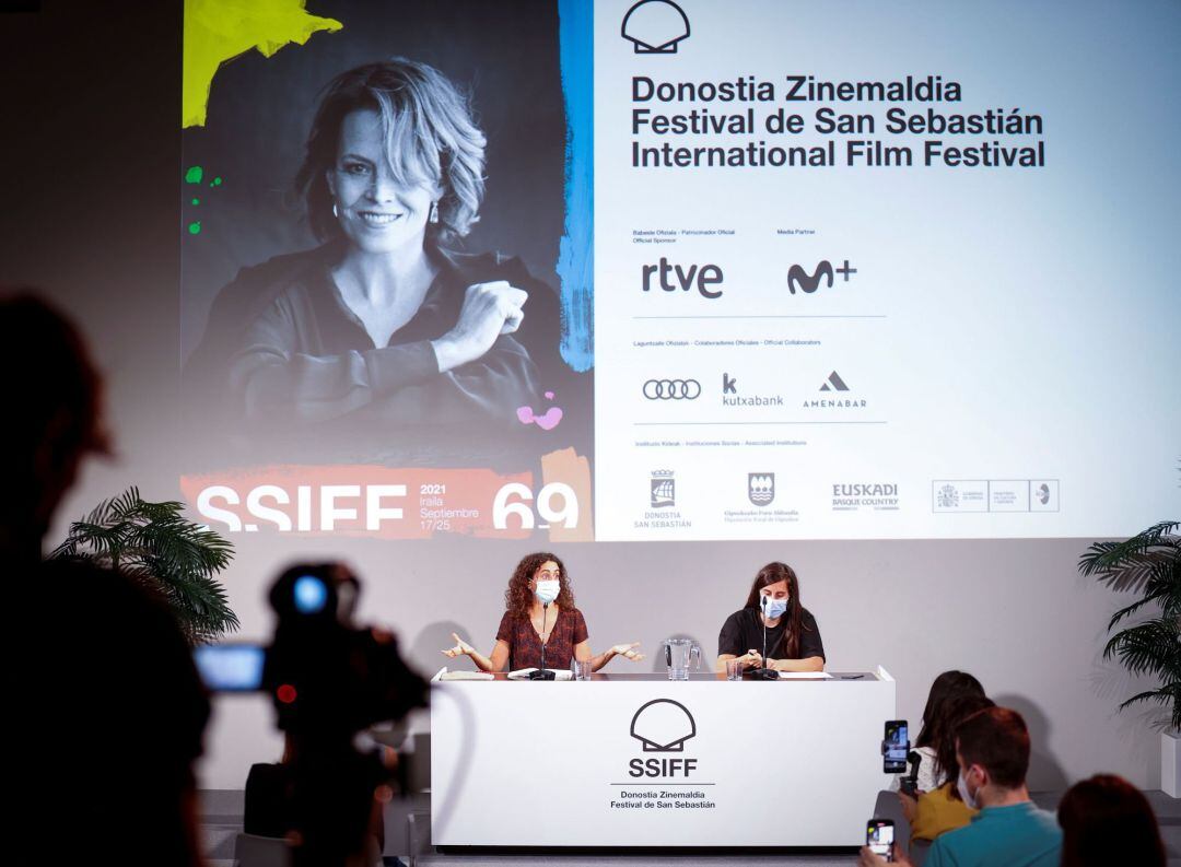 La coordinadora del proyecto de sostenibilidad del Festival de Cine de San Sebastián, Amaia Serrulla (d), y la responsable de proyectos en transición ecológica de la empresa Naider, Marta Iturriza, han presentado este miércoles las conclusiones del diagnó