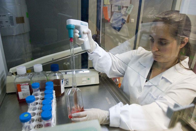 Una investigadora realiza ensayos en el laboratorio de Inbiomed