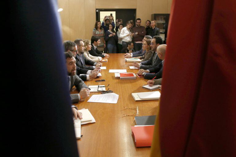 El portavoz del PSOE en el Congreso, Antonio Hernando (2d), junto a Rodolfo Ares (d), Meritxell Batet (3d), y Jordi Sevilla (4d) y el portavoz de Ciudadanos Juan Carlos Girauta (3i), junto a Miguel Gutiérrez (i), José Manuel Villegas (2i), Marta Martín (4