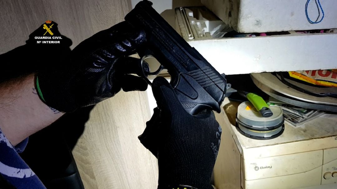 Pistola intervenida en los registros de la Guardia Civil