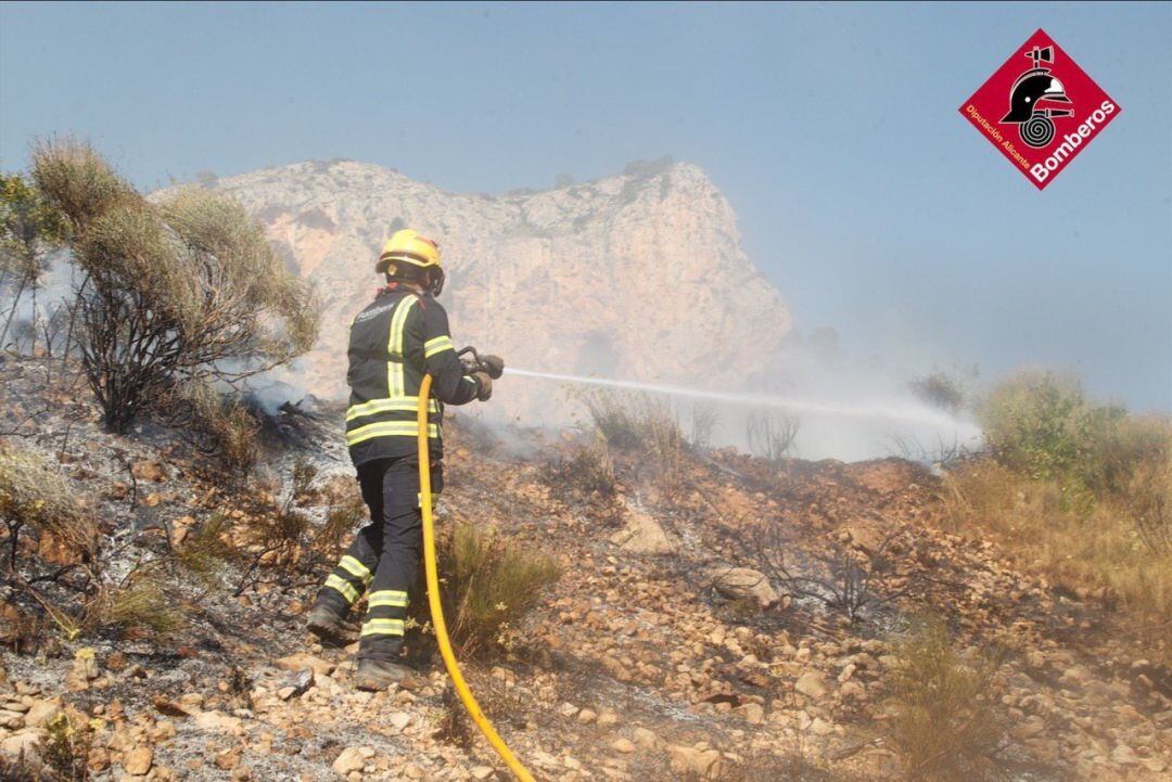 Bomberos en el incendio de Monóvar 